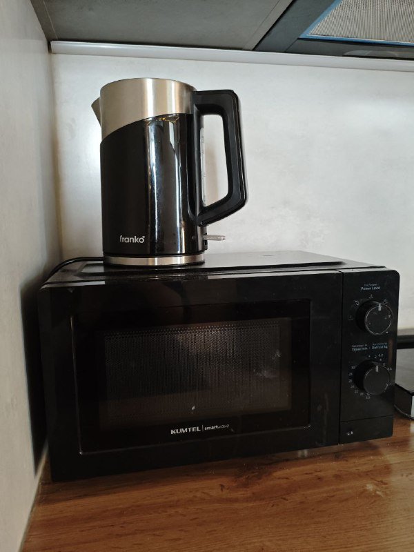 Микроволновка, гладильная доска, набор кастрюль, сковорода, баночки для хранения