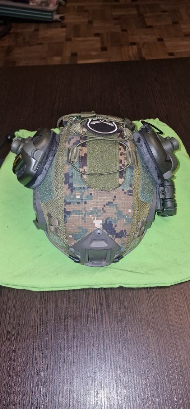 Страйкбольная тактическая каска FMA с чехлом и наушниками 2