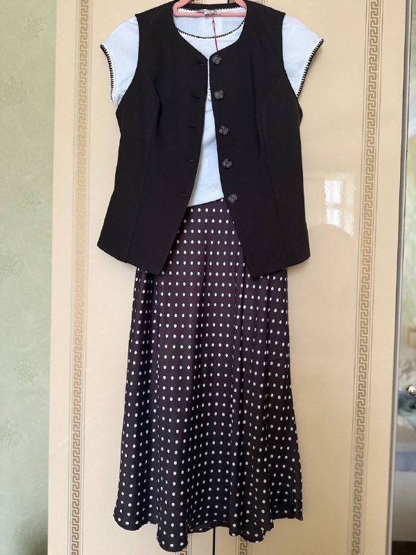 Юбка атласная, футболка белая, жилет шоколадный