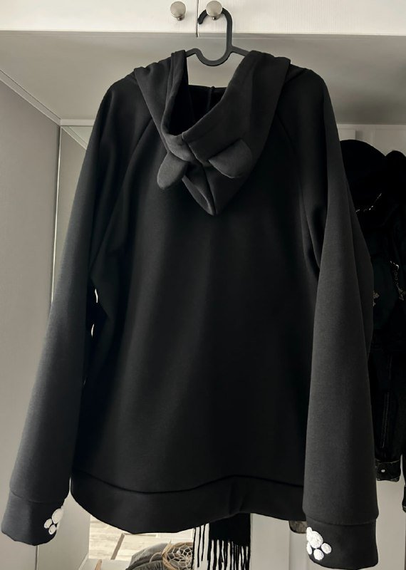 Кофта светлая, толстовка чёрная с ушками 4