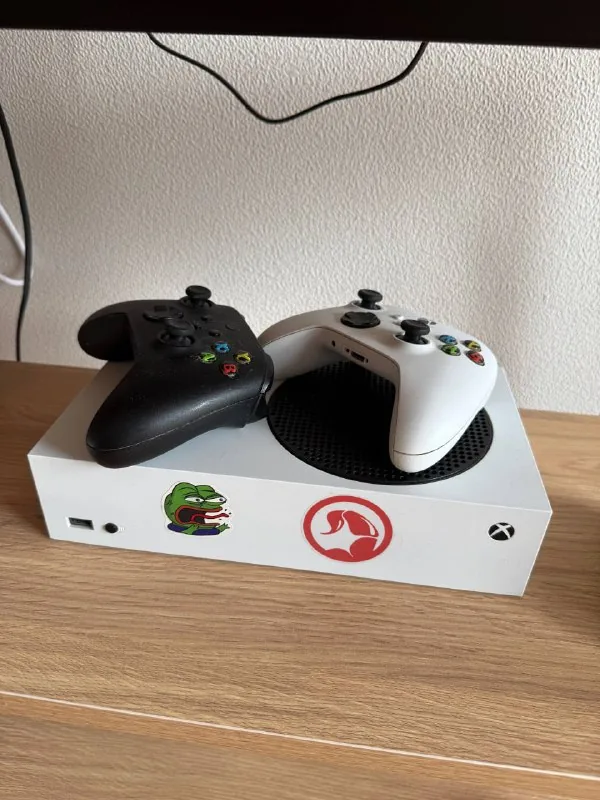 Xbox Series S + 2 gamepads