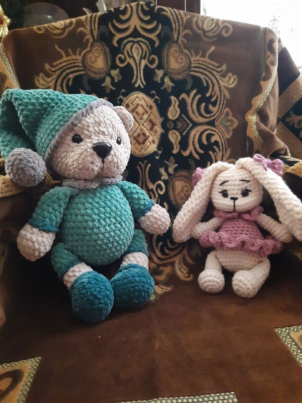 женская кепка, платье 48 размера, мягкие игрушки 7