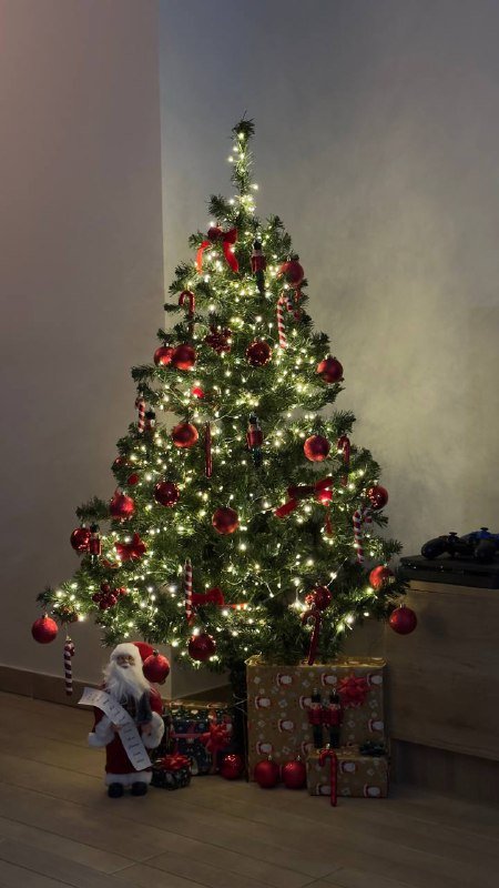 Елка с подарочными коробками, гирляндами и игрушками