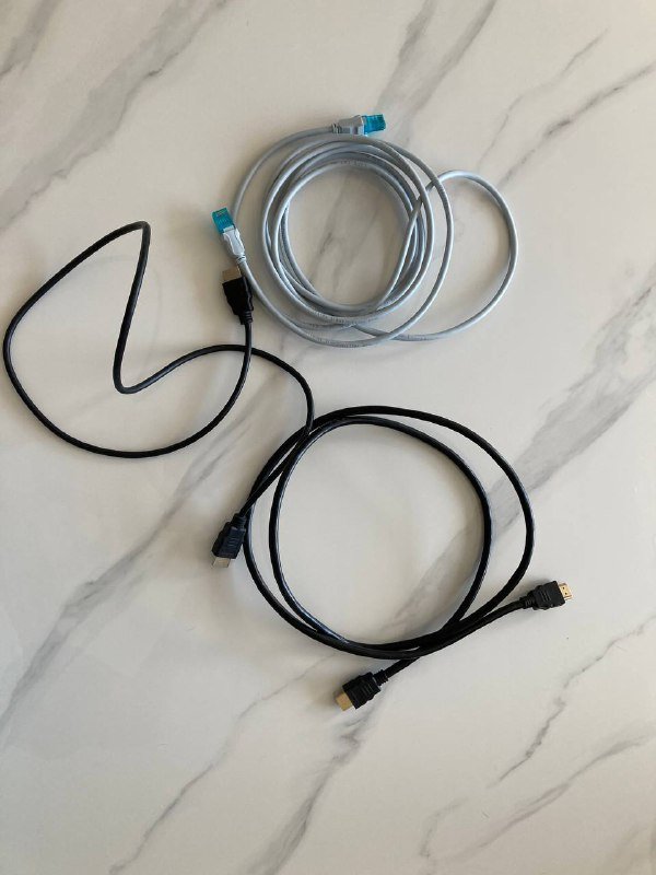 Два шнура HDMI, кабель Ethernet
