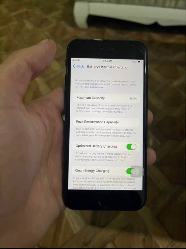 iPhone SE 2022 с оригинальным кабелем