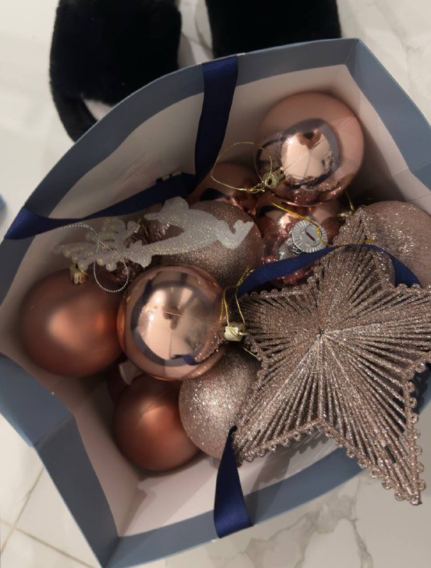 Ёлка, игрушки и гирлянда роса