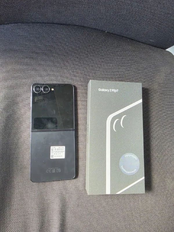 Samsung Galaxy Z Flip 7 12/512 GB 1