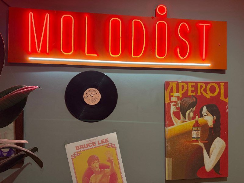 Неоновые вывески, растения, ковры, картины, мебель, бытовая техника, телевизоры, магнитофон 10