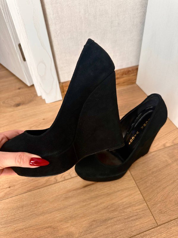 Два топа с чашками, туфли на высокой платформе 3