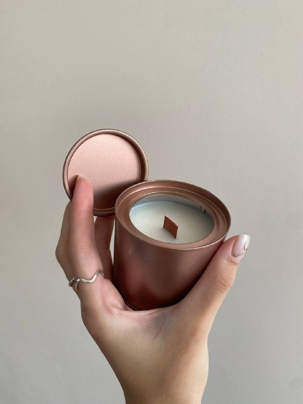 зеркало, стеклянные колбы, вазы, золотой поднос, сетка для фотографий, свечи в баночках 7