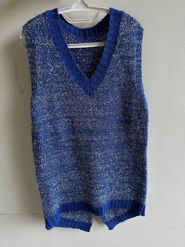 Вязаный жилет с V-образным вырезом и серебристой травкой