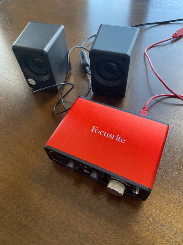 Звуковая карта Focusrite Scarlett Solo, компьютерный корпус, кулер, гетры, женские туфли, сумка, укулеле 1