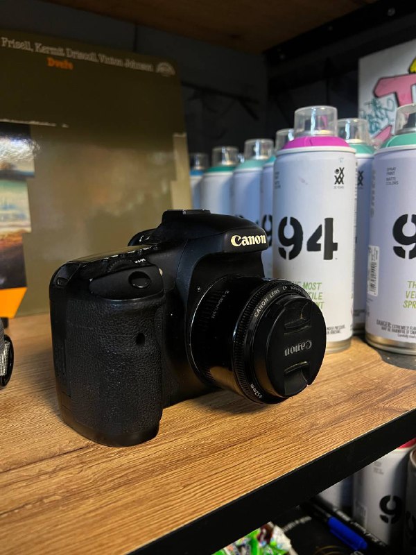 Canon EOS 7D с объективом, батарейным блоком, сумкой