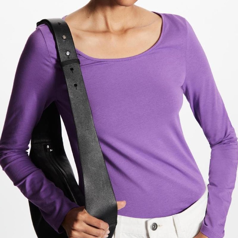 Фиолетовый хлопковый лонгслив COS, белая футболка Zara Home, черные брюки Massimo Dutti 3