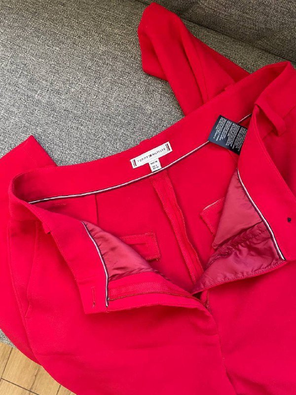 брюки Tommy Hilfiger, джинсовый комбинезон New Look, сатиновое миди-платье 3