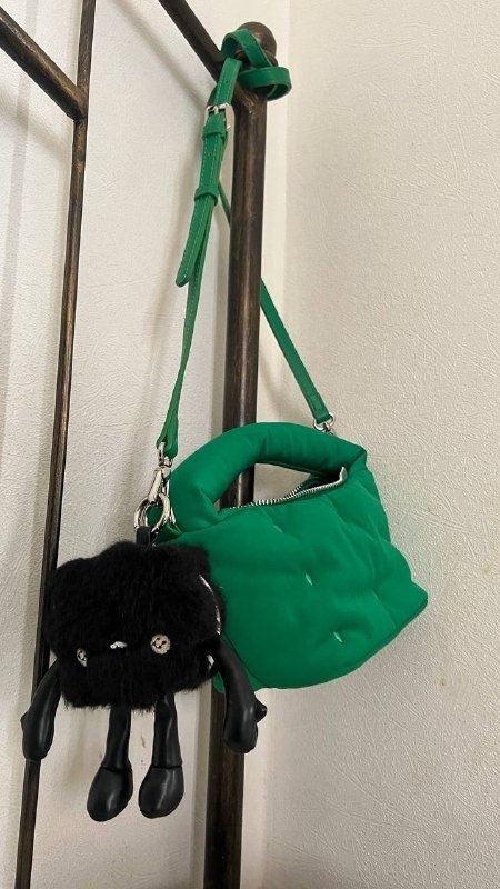 Зеленая сумка urban revivo, белая сумка с бантом, черный клатч bershka, зеленая сумка topshop с мехом