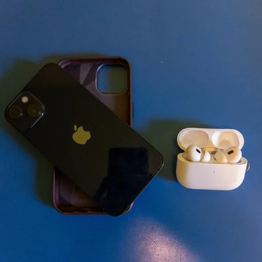 iPhone 13, AirPods Pro 2, док-станция, адаптер, петлички