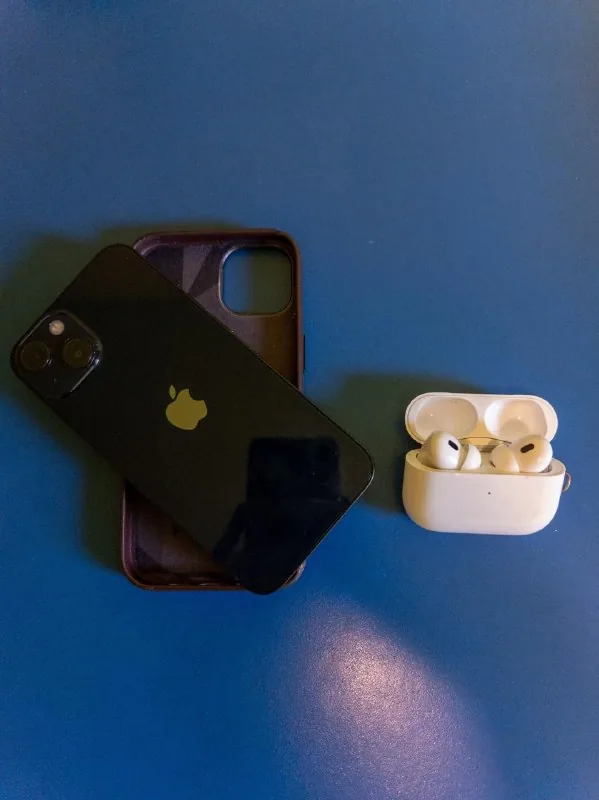 iPhone 13, AirPods Pro 2, док-станция, адаптер, петлички 1