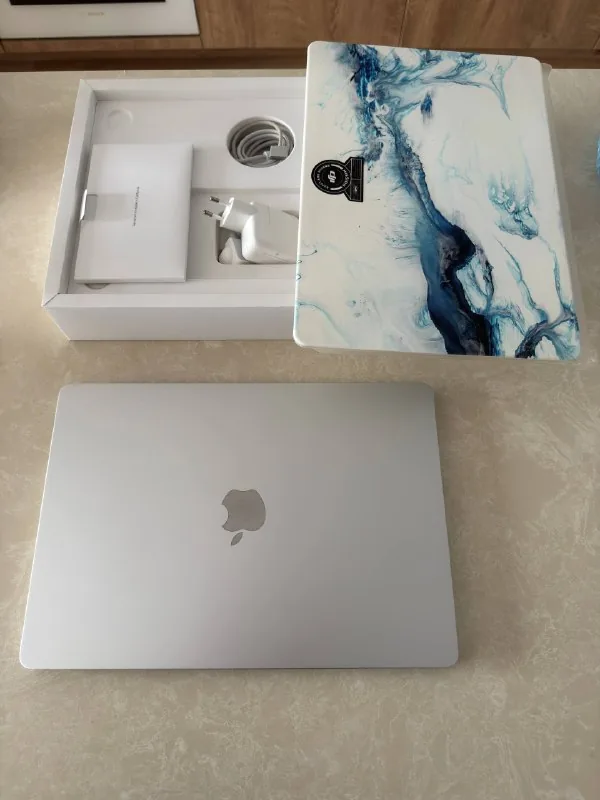 MacBook Air M3 15, 16 GB RAM, 512 GB SSD 1