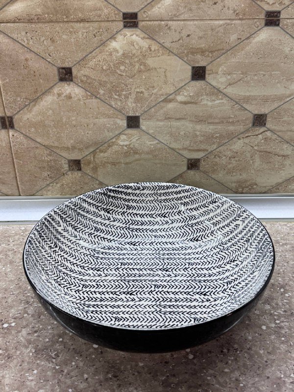 Белые тарелки, чёрные миски, синие тарелки, тарелка с узором, прозрачные и янтарные стаканы 5