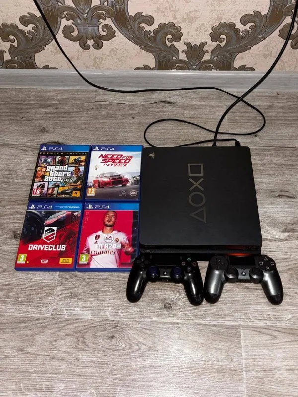 PlayStation 4 Slim, 2 контроллера, 4 диска