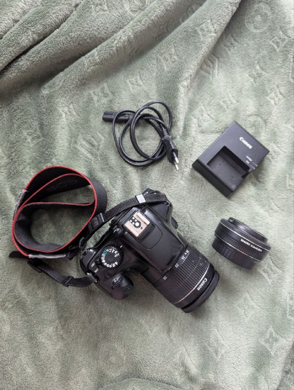 Фотоаппарат Canon 1100D, объектив 18-55mm, объектив 40mm