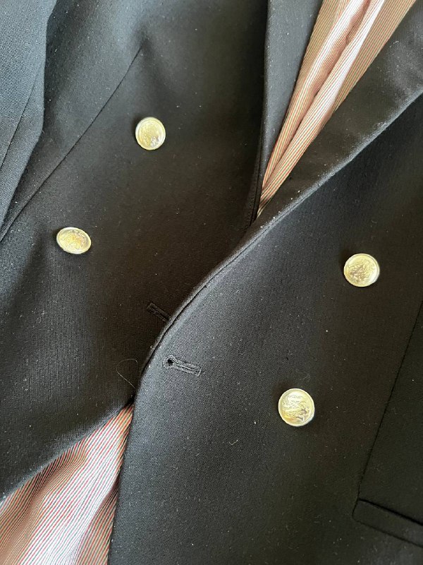 Черный классический пиджак Mango, Черные джинсы Zara, Оливковый комбинезон, Красное худи LC Waikiki, Nike Air ветровка 3