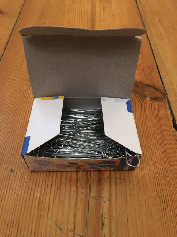 Клеевой пистолет, пассатижи, молоток, мультитул, изолента, ключи, нагреватель, лампочка, свечи, бечевки, рамка, горшок, термокружка, чашка 4