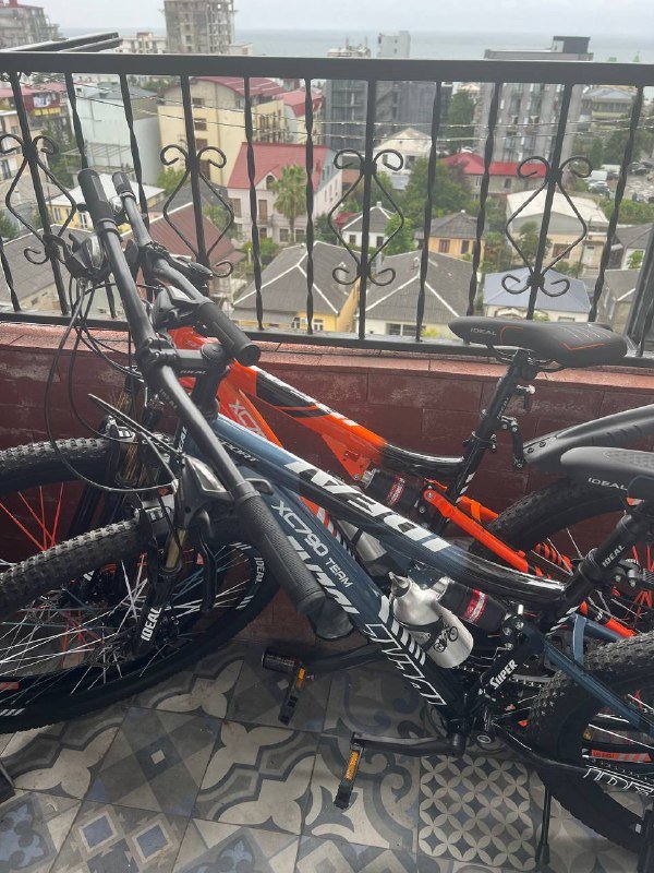 Два велосипеда с амортизаторами и дисковыми тормозами 2