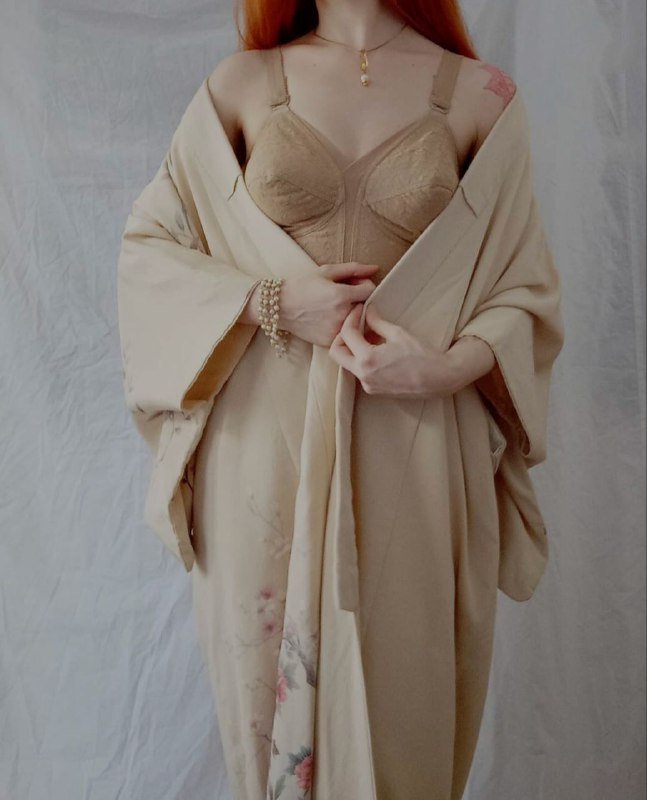 бельевой корсет-грация с острыми чашками bullet bra