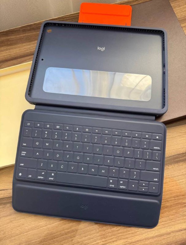 MacBook Pro 2018 i9 16 gb 500 SSD with charger, Logitech keyboard, Magic Keyboard for iPad Pro 11 4