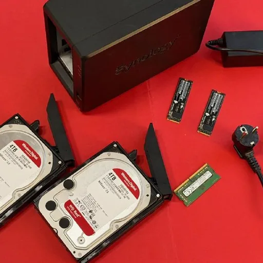 NAS Synology 720+ с дисками и SSD-кэшем