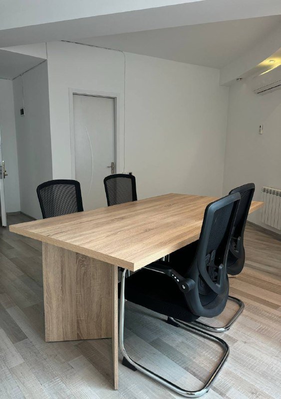 офисная мебель: столы, стулья, тумбочки, диван, доска 2