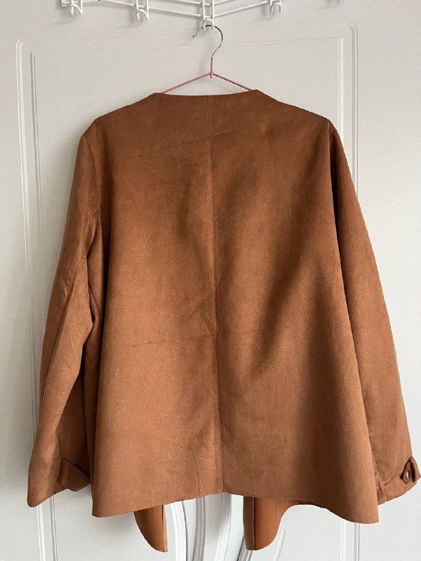 Джинсовые шорты, полосатый пиджак, коричневая накидка, серая майка, белая майка 8