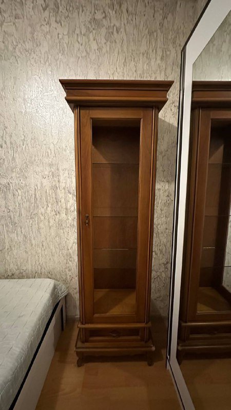 спальный гарнитур, деревянная однодверная витрина 5