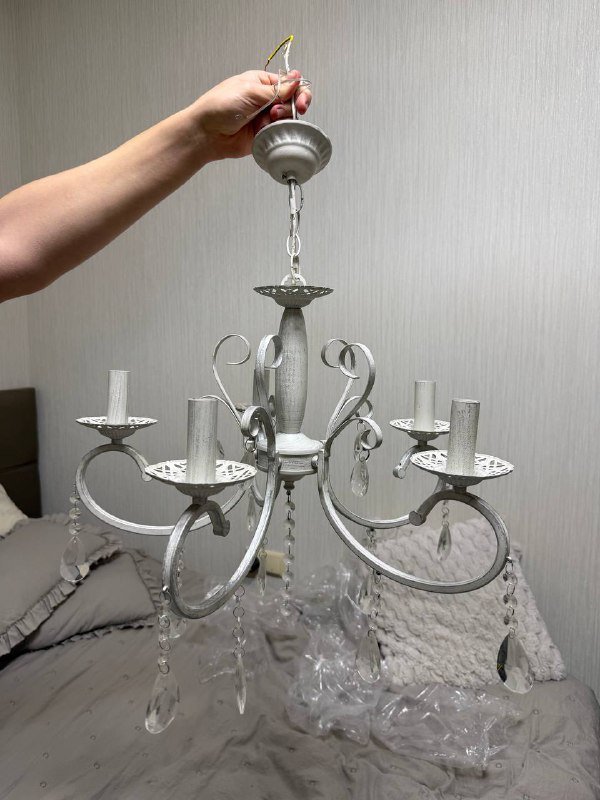 люстра без лампочек