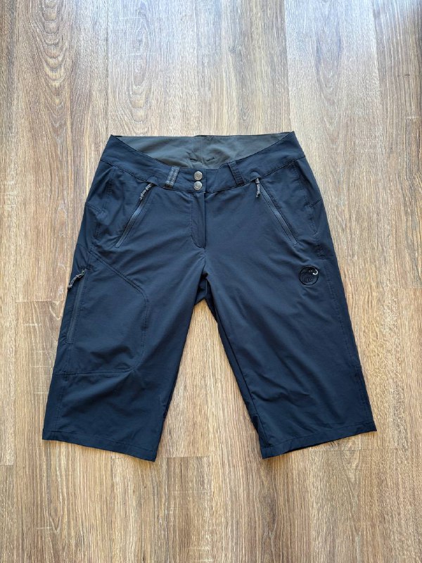 Шорты Alpha Industries, Футболка Karl Kani, Кепка Ed Hardy, Шорты Mammut, Футболка Stussy, Кроссовки Nike SB, Штаны Dickies, Поло Lonsdale, Мессенджер Kipling 4
