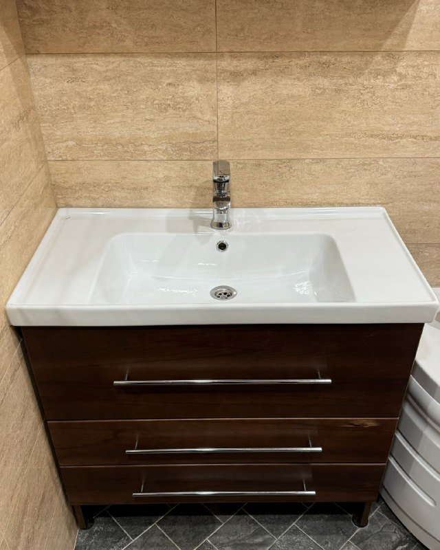 Умывальник с деревянной тумбой и смесителем 90х48