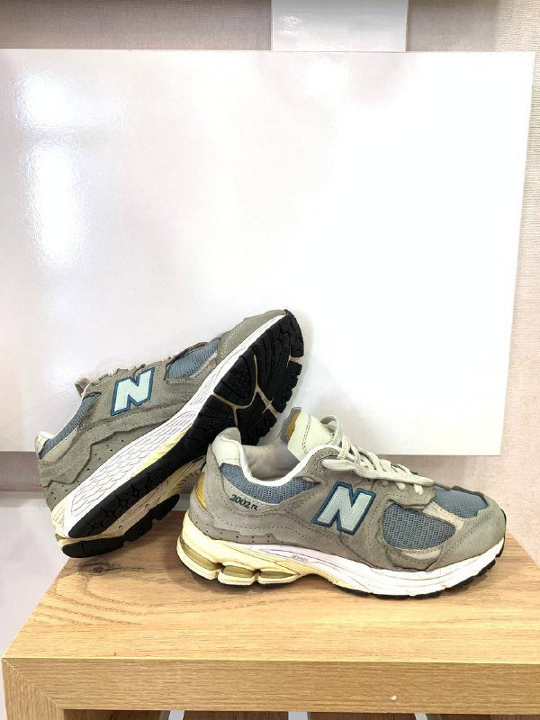 Женские кроссовки New Balance 2002R размер 37,5