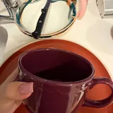 Тарелки, нож, кружки, ваза 8