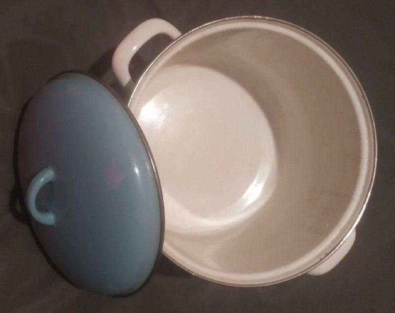 чашки, тарелки, кастрюли, терка, половник, графины, бутылки, корзинки, полка для кухни 3