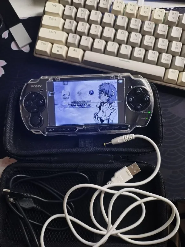 PSP 2000, чехлы, зарядка, USB кабель 1