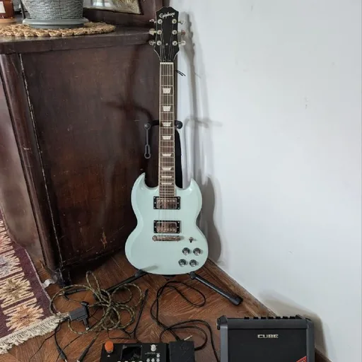 Гитара Epiphone SG, процессор NUX MG-400, комбоусилитель Roland CUBE Street Mini