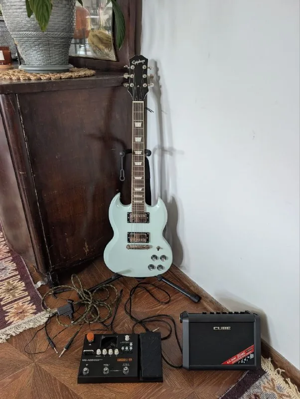 Гитара Epiphone SG, процессор NUX MG-400, комбоусилитель Roland CUBE Street Mini