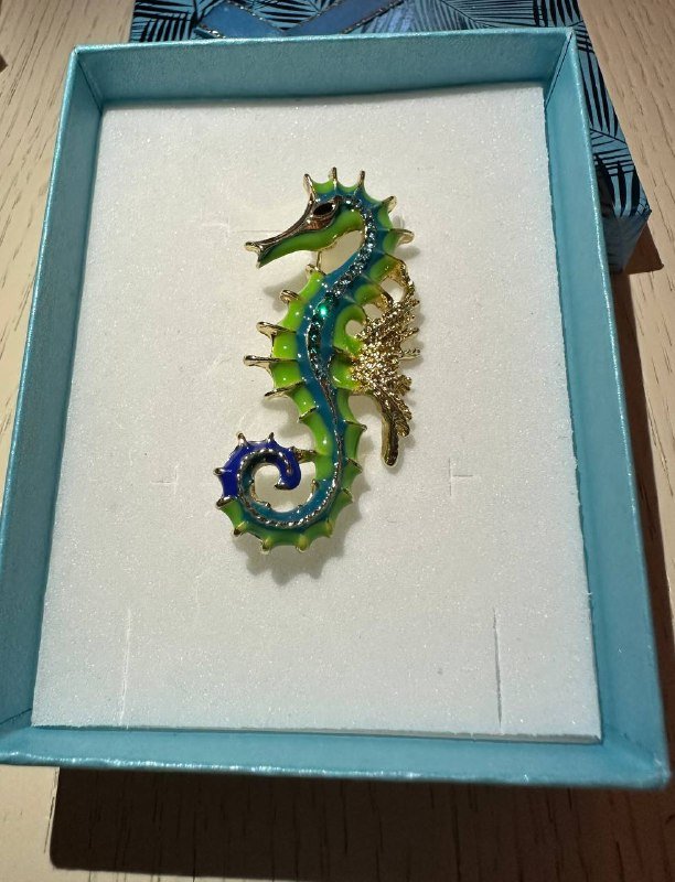 Брошки разного дизайна в коробочках 7