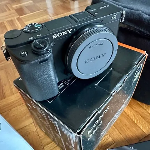 Камера Sony a6400, объектив Sigma 18-50mm f/2.8, карта памяти, сумка