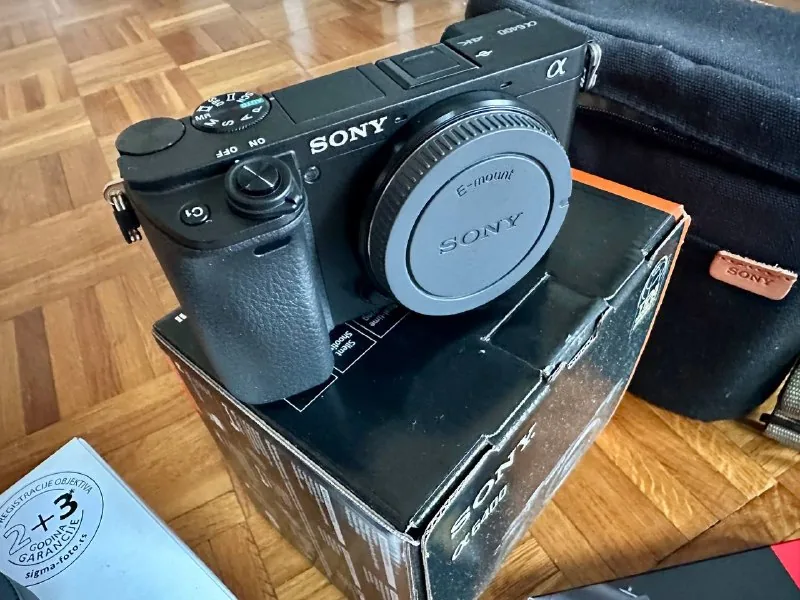 Камера Sony a6400, объектив Sigma 18-50mm f/2.8, карта памяти, сумка 1
