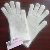 Белые вязаные зимние перчатки 1