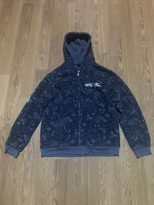 Красный и серый худи, джинсы, шапки, футболка 3