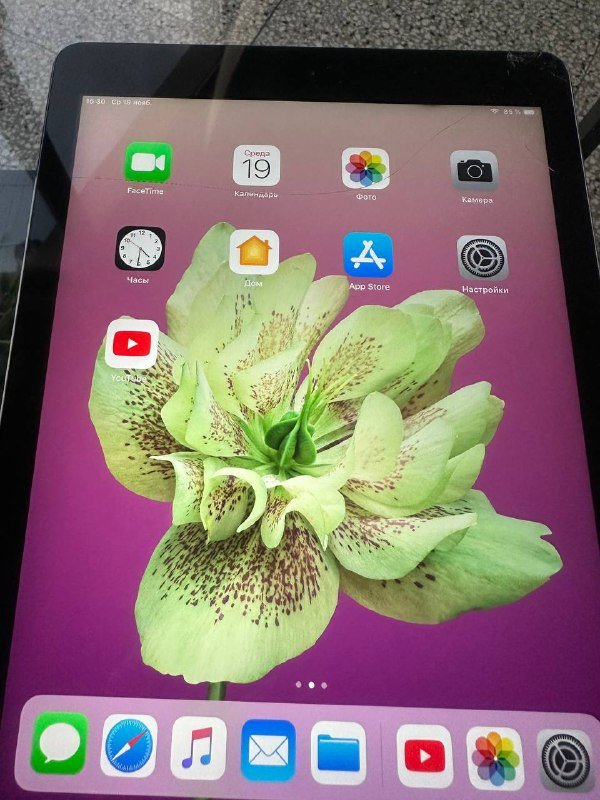 iPad 32 Gb с незначительными трещинами на экране 5